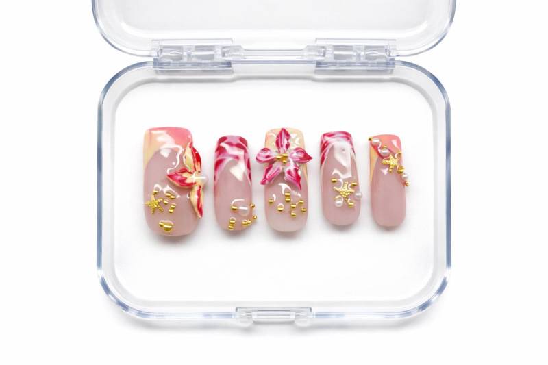 Handgemachte Press-On Nails - Rosa Blumen Design Mit Gold Details von Etsy - LeaNailsShop