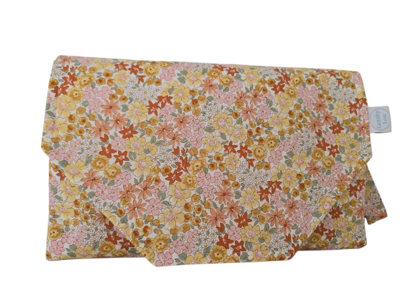 Buttercup Garden Windelunterlage Mit Feuchttüchertasche - Windeltasche Made To Order Buttercup Garden Windelunterlage Mit Feuchttüchertasche - Windeltasche Made To Order von Etsy - LeashyLouDesigns