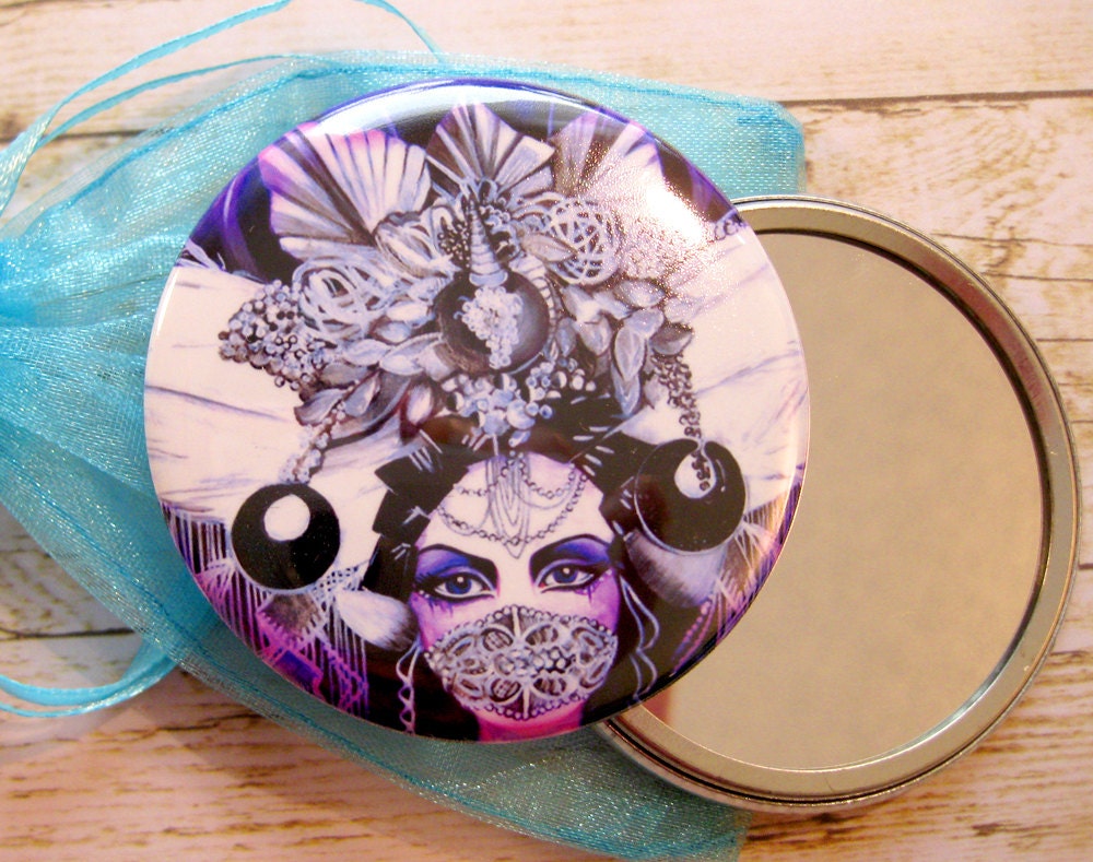 Taschenspiegel Etana The Silver Crowned Queen Round Art von Etsy - LeilaniJoyArt