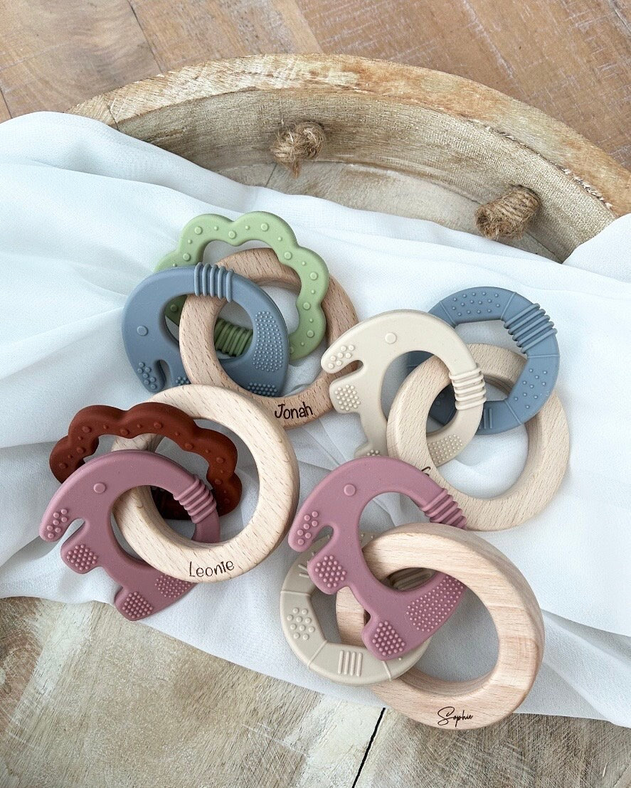 Greifling Beißring Personalisiert Verschiedene Schriftarten/Farben Geschenk Geburt Taufe Greifling Beißring Personalisiert Verschiedene Schriftarten/Farben Geschenk Geburt Taufe von Etsy - LemonandCocoa