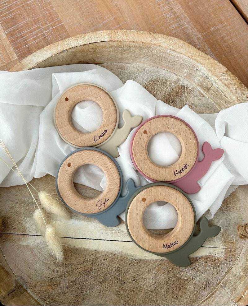Greifling Beißring Personalisiert Fisch Name Und Geburtsdaten Graviert Verschiedene Farben Geschenk Geburt/Taufe von Etsy - LemonandCocoa