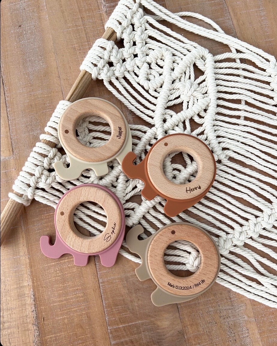 Greifling Beißring Personalisiert Name Und Geburtsdaten Graviert Elefant Verschiedene Farben Geschenk Geburt/Taufe Greifling Beißring Personalisiert Name Und Geburtsdaten Graviert Elefant Verschiedene Farben Geschenk Geburt/Taufe von Etsy - LemonandCocoa