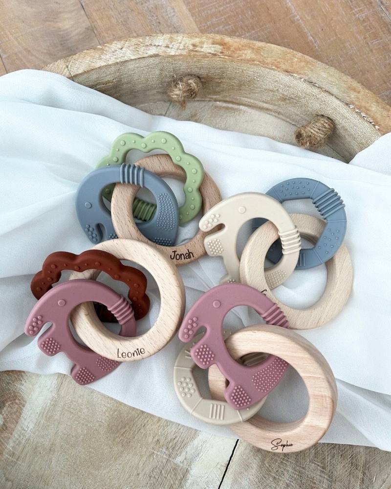 Greifling Personalisiert Mit Gravur, Baby Greifspielzeug Namen, Geschenk Zur Geburt, Individuell in Vielen Farben, Babygeschenk von Etsy - LemonandCocoa