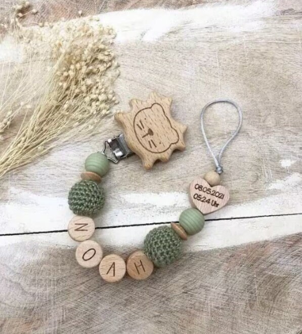 Schnullerkette Personalisiert Graviert Geschenk Taufe/Geburt Verschiedene Schriftarten Clips Schnullerkette Personalisiert Graviert Geschenk Taufe/Geburt Verschiedene Schriftarten Clips von Etsy - LemonandCocoa