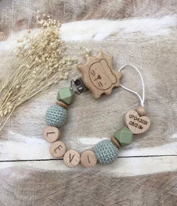 Schnullerkette Personalisiert Graviert Geschenk Taufe/Geburt Verschiedene Schriftarten Clips Schnullerkette Personalisiert Graviert Geschenk Taufe/Geburt Verschiedene Schriftarten Clips von Etsy - LemonandCocoa