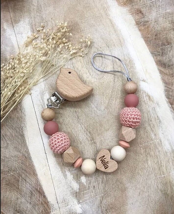 Schnullerkette Personalisiert Graviert Geschenk Taufe/Geburt Verschiedene Schriftarten Clips Schnullerkette Personalisiert Graviert Geschenk Taufe/Geburt Verschiedene Schriftarten Clips von Etsy - LemonandCocoa