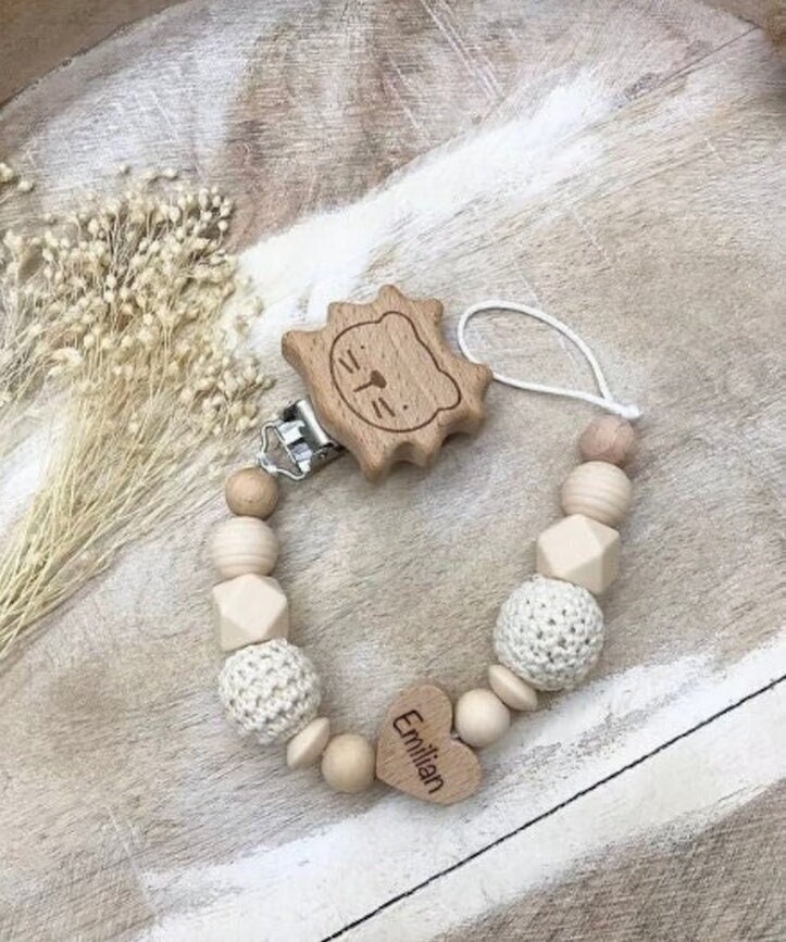 Schnullerkette Personalisiert Graviert Geschenk Taufe/Geburt Verschiedene Schriftarten Clips Schnullerkette Personalisiert Graviert Geschenk Taufe/Geburt Verschiedene Schriftarten Clips von Etsy - LemonandCocoa