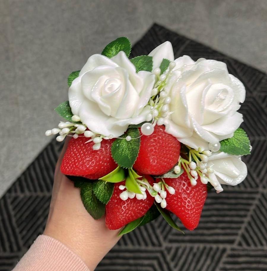 Blumenstrauß Aus Seife Weiße Rosen Und Erdbeeren Blumenstrauß Aus Seife Weiße Rosen Und Erdbeeren von Etsy - LenaSoapDE