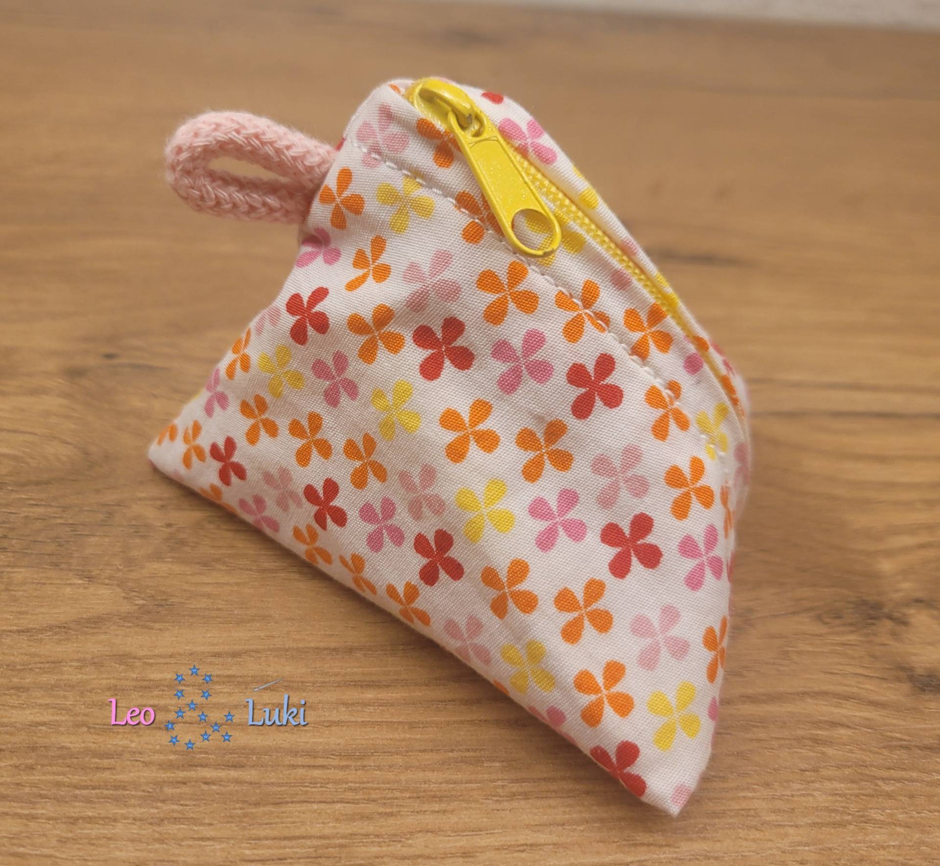 Schnullertasche - Pyramidentasche Blumen Schnullertasche - Pyramidentasche Blumen von Etsy - LeoUndLuki