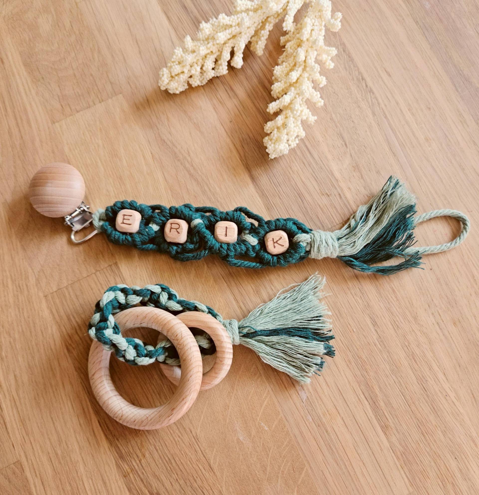 Makramee Baby Set - Schnullerkette Mit Namen & Beißring | Handgemacht Aus Baumwolle Und Holz von Etsy - LeosWindelzauber