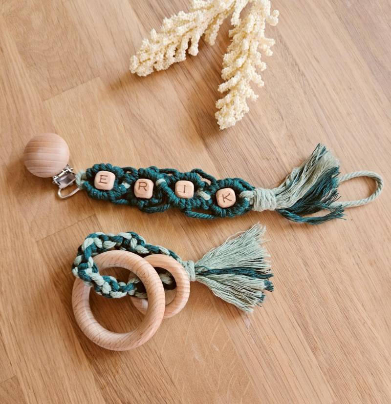 Makramee Baby Set - Schnullerkette Mit Namen & Beißring | Handgemacht Aus Baumwolle Und Holz von Etsy - LeosWindelzauber