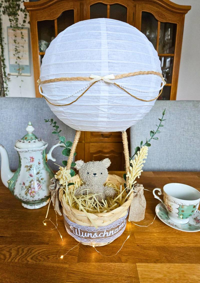 Heißluftballon Geschenkkorb Personalisiert - Babygeschenk Zur Geburt Oder Taufe Für Mädchen & Jungen, Personaisiert Und Mit Rassel von Etsy - LeosWindelzauber