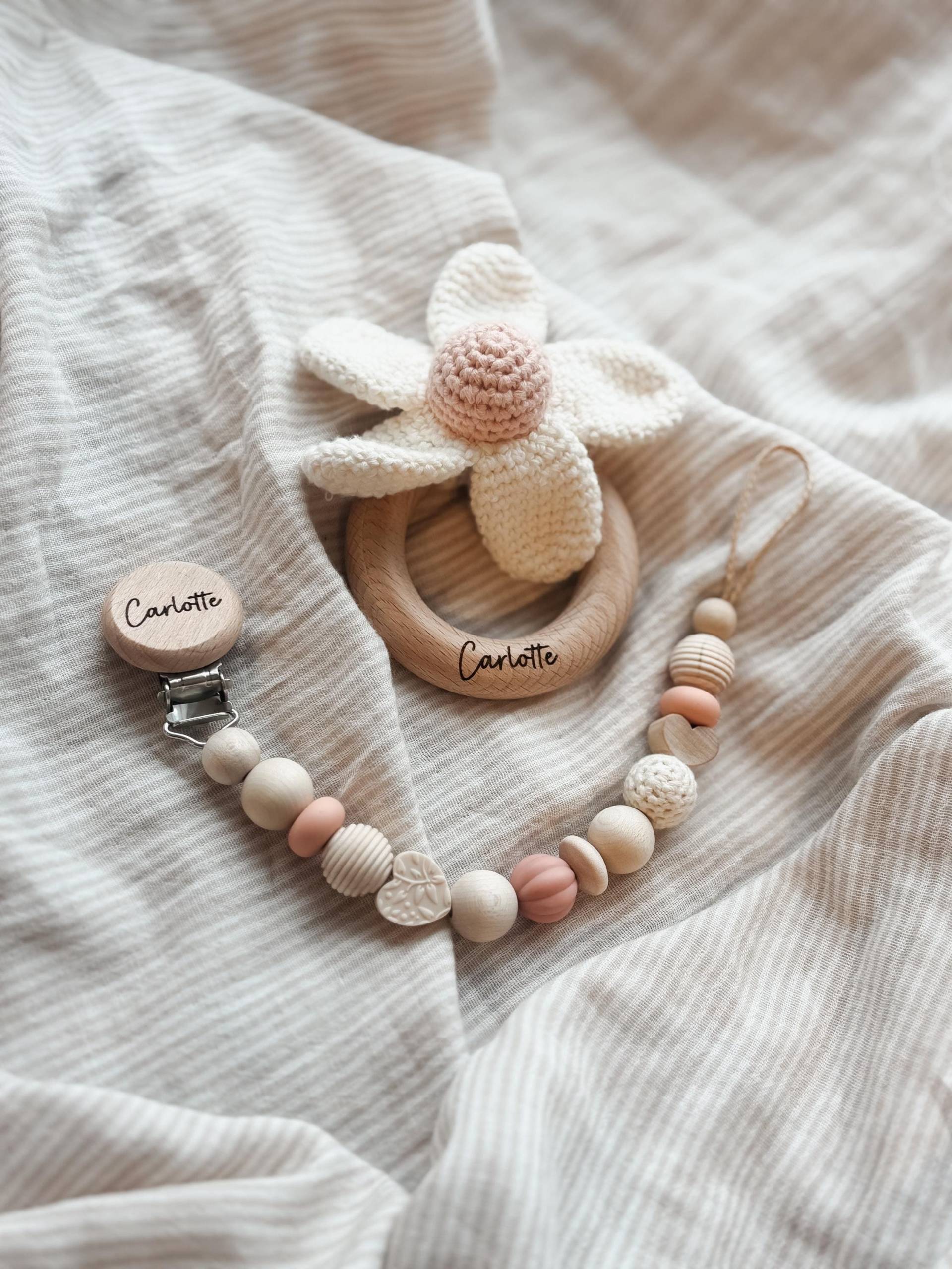 Baby Geschenkset Personalisiert - Schnullerkette Und Greifling Blumen Herzchen Für Mädchen- Geschenke Zur Geburt Taufe von Etsy - LeukkStudio