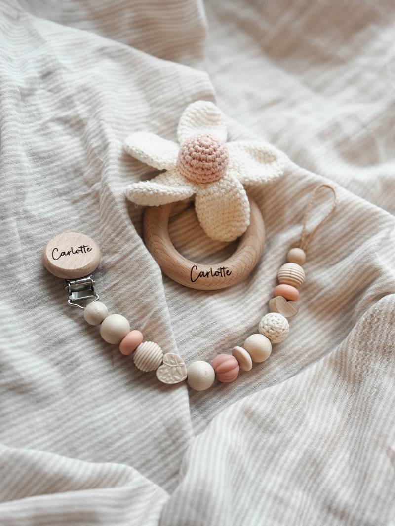 Baby Geschenkset Personalisiert - Schnullerkette Und Greifling Blumen Herzchen Für Mädchen- Geschenke Zur Geburt Taufe Baby Geschenkset Personalisiert - Schnullerkette Und Greifling Blumen Herzchen Für Mädchen- Geschenke Zur Geburt Taufe von Etsy - LeukkStudio