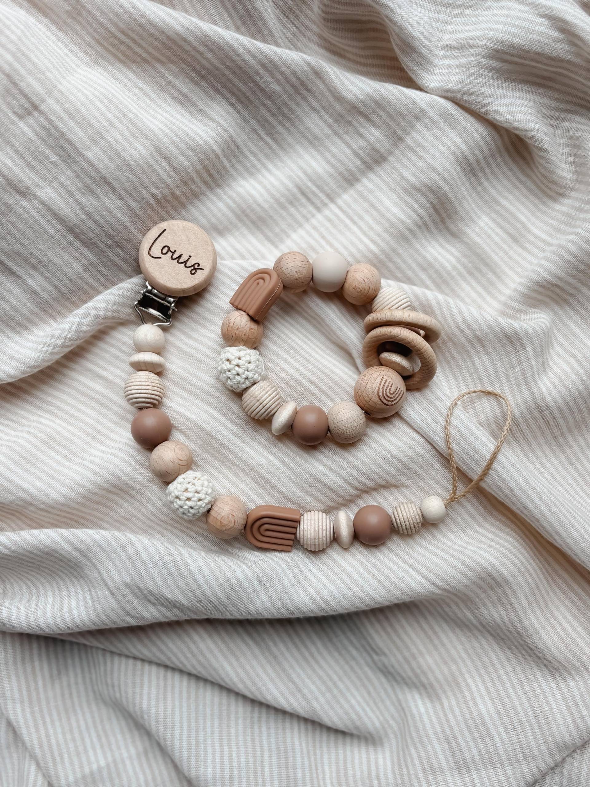 Baby Geschenkset Personalisiert - Schnullerkette Und Greifling Regenbogen Braun Junge Geschenke Zur Geburt Taufe von Etsy - LeukkStudio