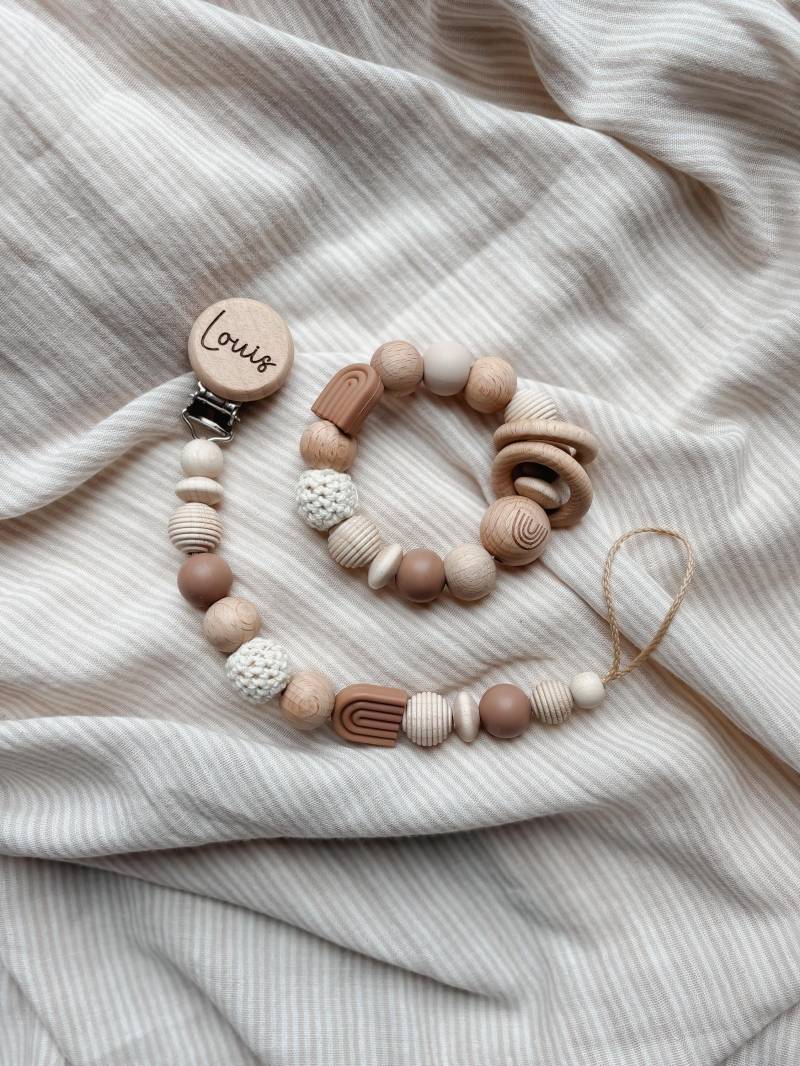 Baby Geschenkset Personalisiert - Schnullerkette Und Greifling Regenbogen Braun Junge Geschenke Zur Geburt Taufe Baby Geschenkset Personalisiert - Schnullerkette Und Greifling Regenbogen Braun Junge Geschenke Zur Geburt Taufe von Etsy - LeukkStudio
