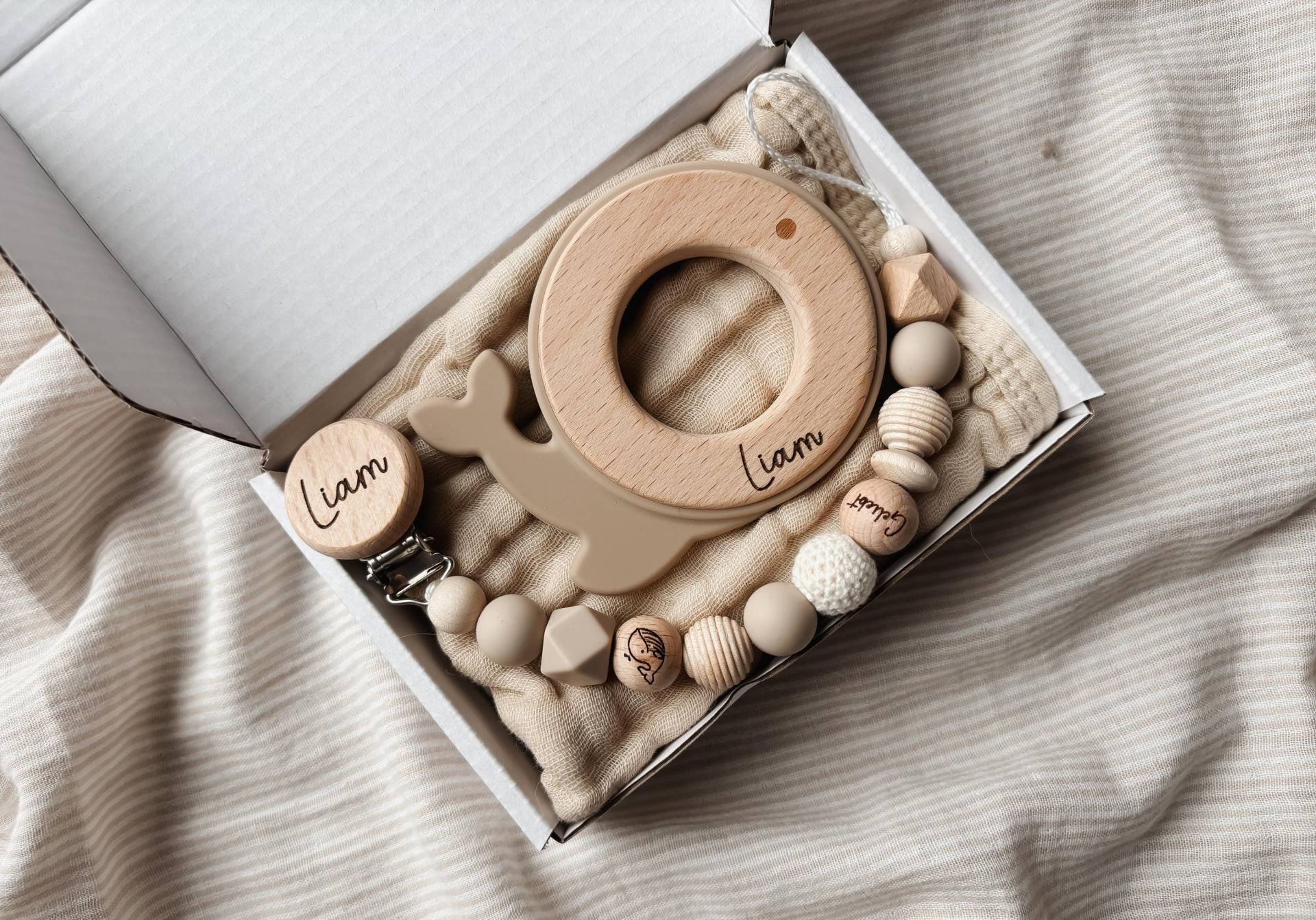 Baby Geschenkset Personalisiert - Schnullerkette Und Greifling Wal Beige Geschenke Zur Geburt Taufe von Etsy - LeukkStudio