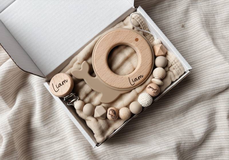 Baby Geschenkset Personalisiert - Schnullerkette Und Greifling Wal Beige Geschenke Zur Geburt Taufe Baby Geschenkset Personalisiert - Schnullerkette Und Greifling Wal Beige Geschenke Zur Geburt Taufe von Etsy - LeukkStudio