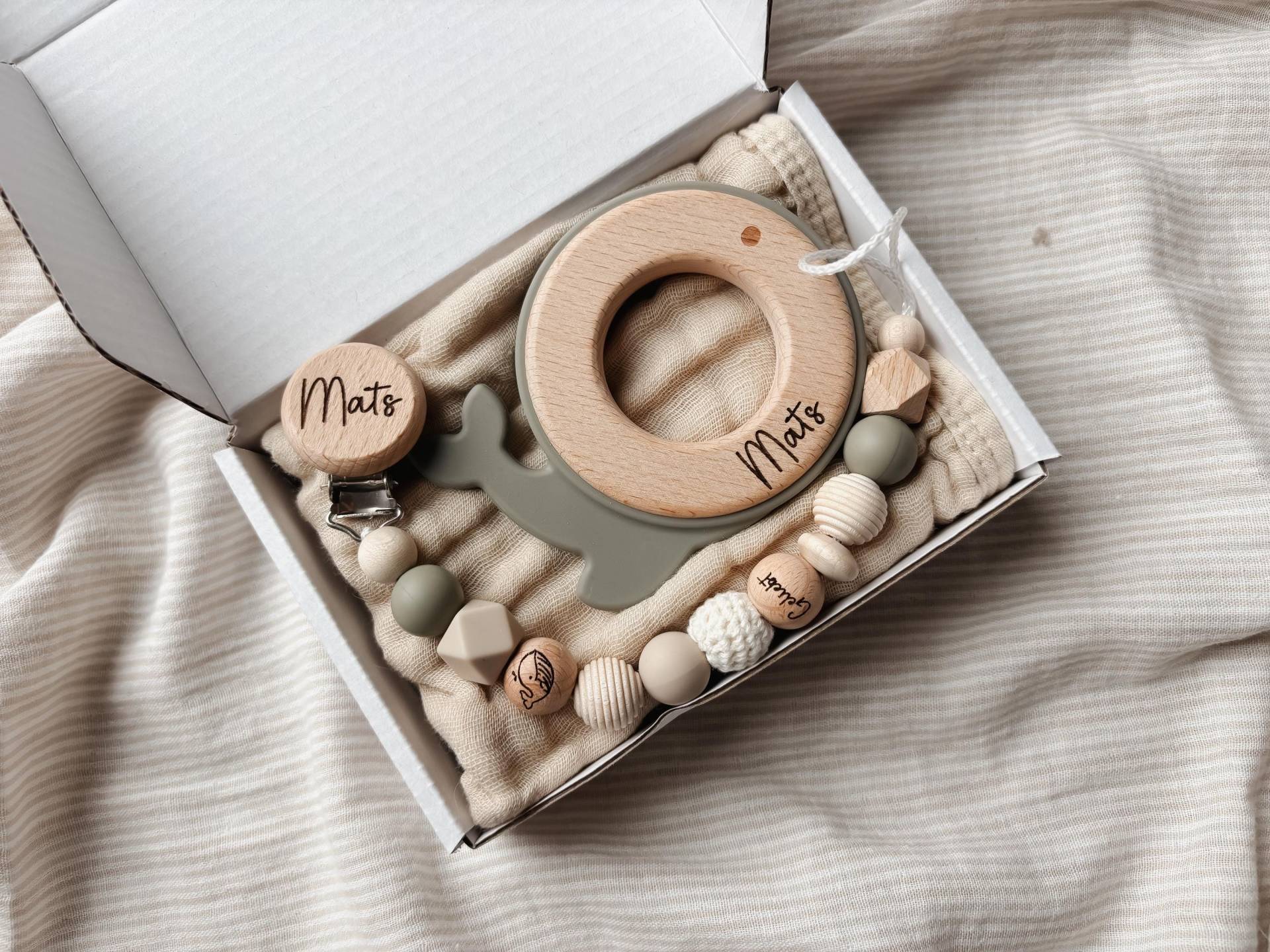 Baby Geschenkset Personalisiert - Schnullerkette Und Greifling Wal Grün Für Jungs Geschenke Zur Geburt Taufe von Etsy - LeukkStudio