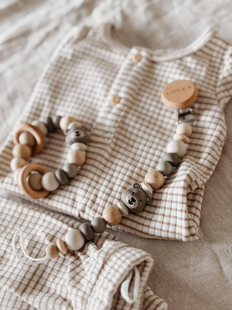 Baby Geschenkset - Schnullerkette Und Greifling Beige Bär Junge von Etsy - LeukkStudio