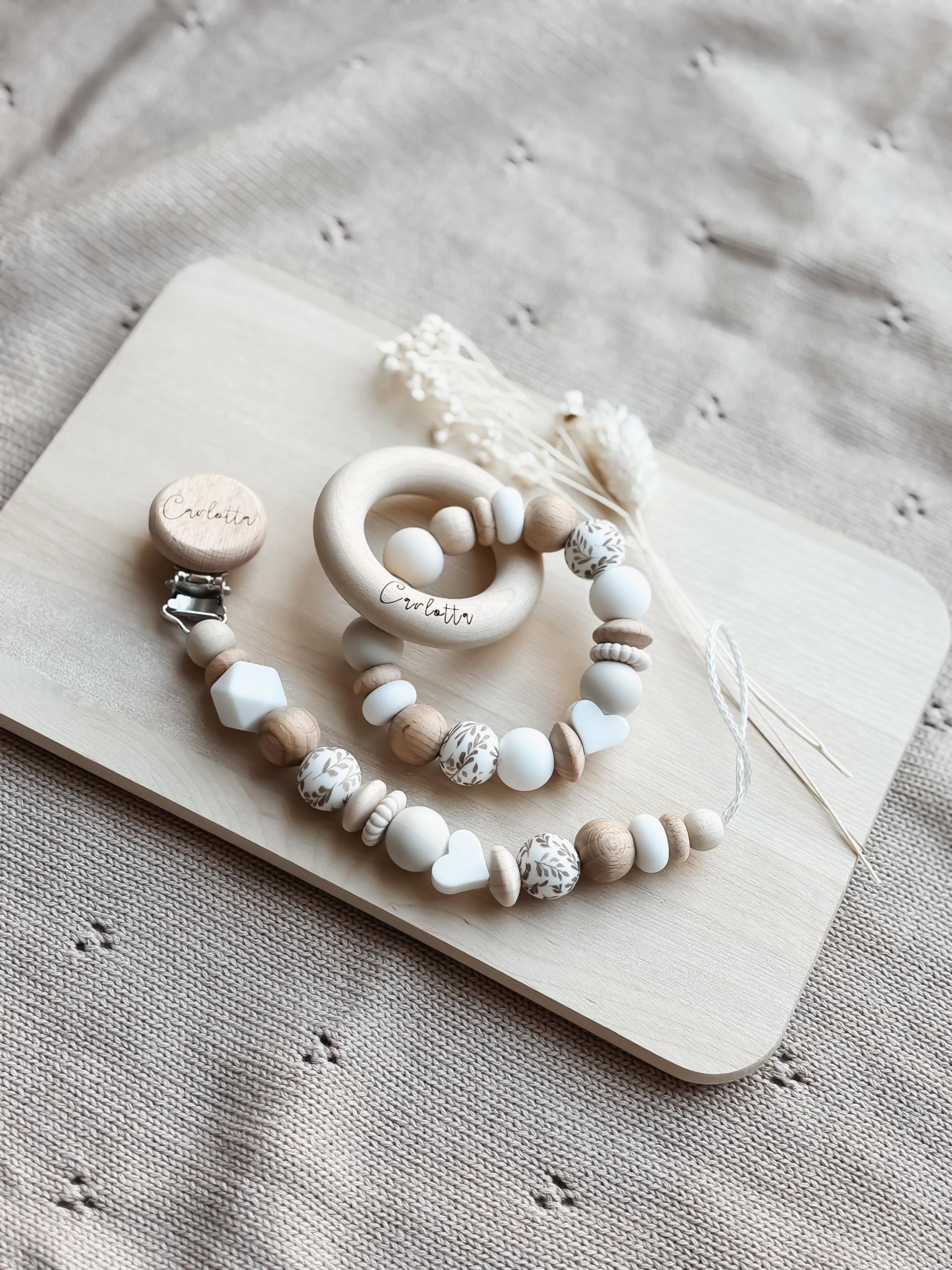 Baby Geschenkset - Schnullerkette Und Greifling Beige Herzchen Mädchen von Etsy - LeukkStudio