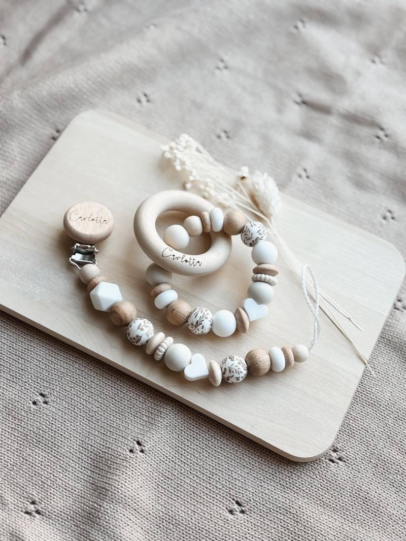 Baby Geschenkset - Schnullerkette Und Greifling Beige Herzchen Mädchen von Etsy - LeukkStudio