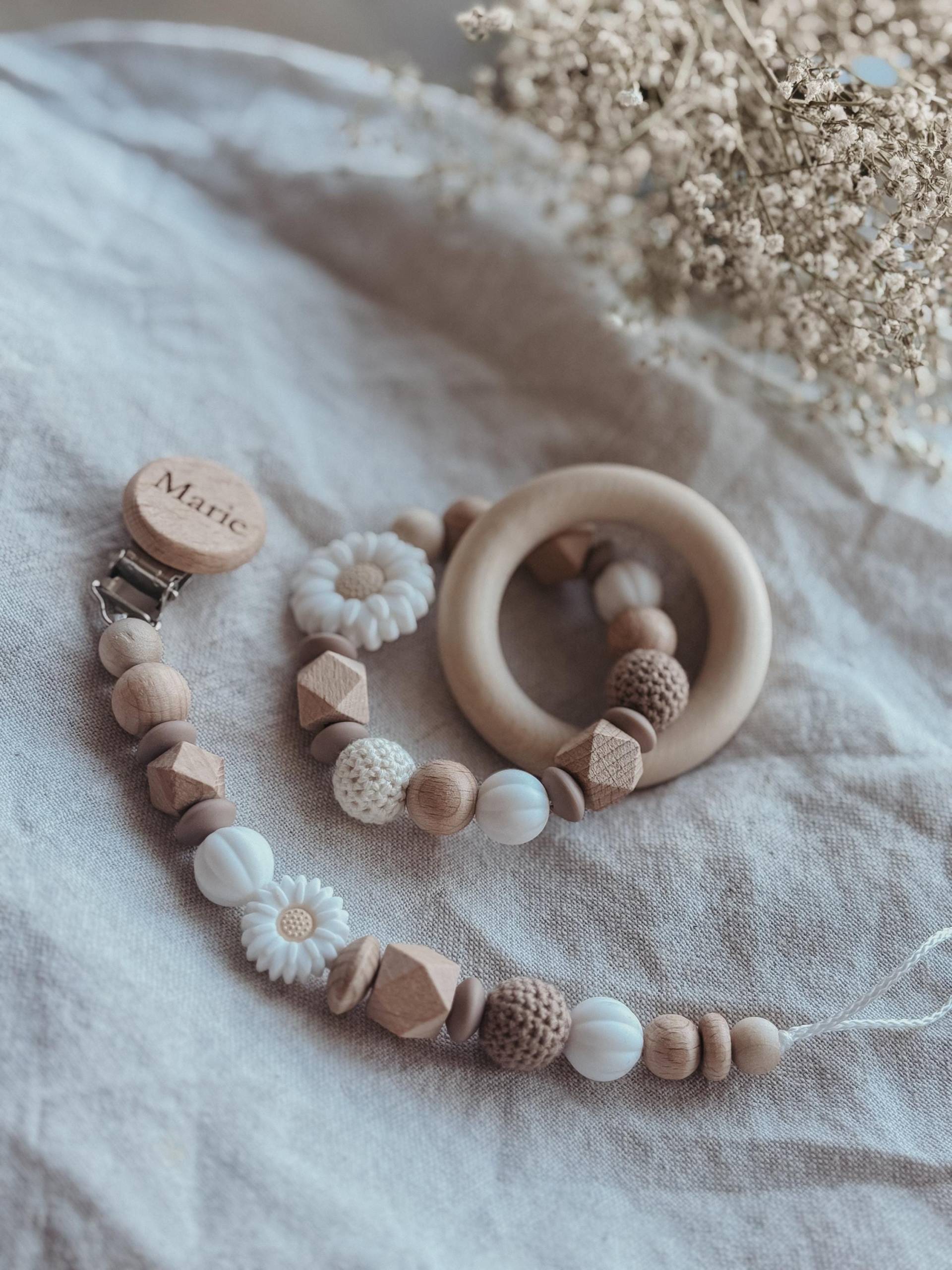 Baby Geschenkset - Schnullerkette Und Greifling -Blume Weiß von Etsy - LeukkStudio