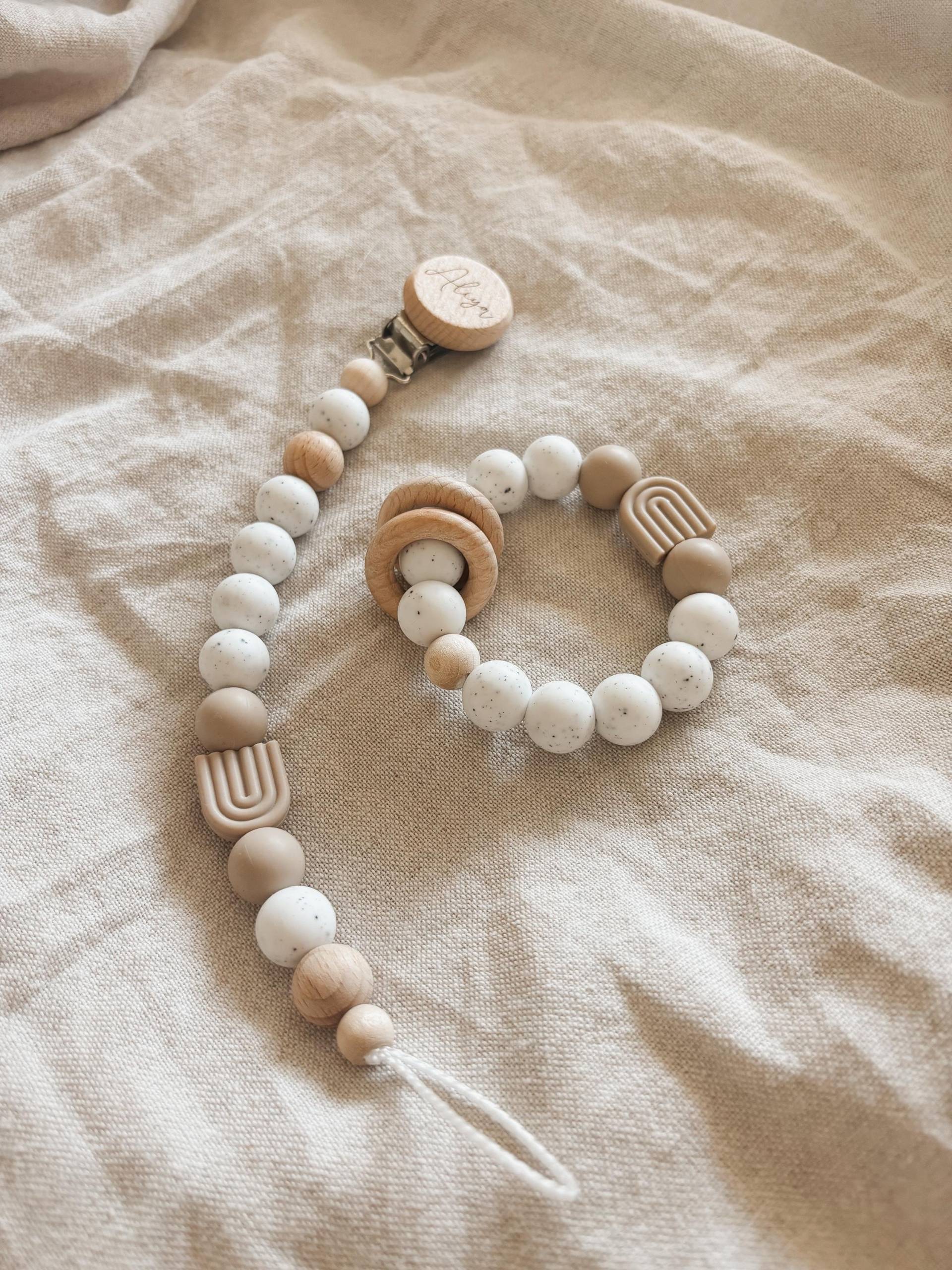 Baby Geschenkset - Schnullerkette Und Greifling Personalisierbar von Etsy - LeukkStudio