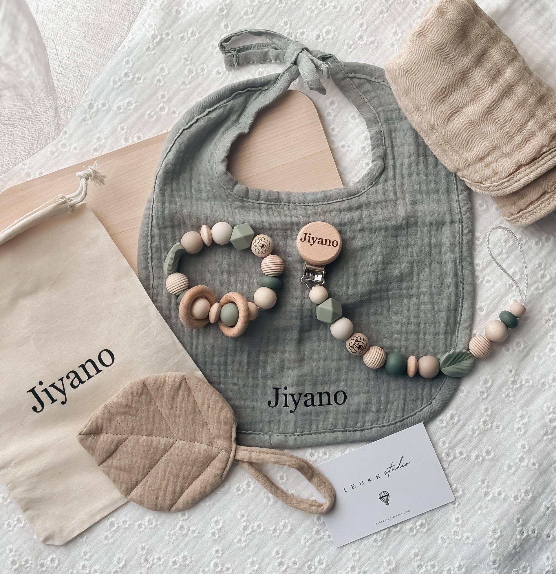 Geschenk Zur Geburt - Baby Geschenkset Schnullerkette Mit Name Personalisiert- Grün Jungle Für Jungs von Etsy - LeukkStudio