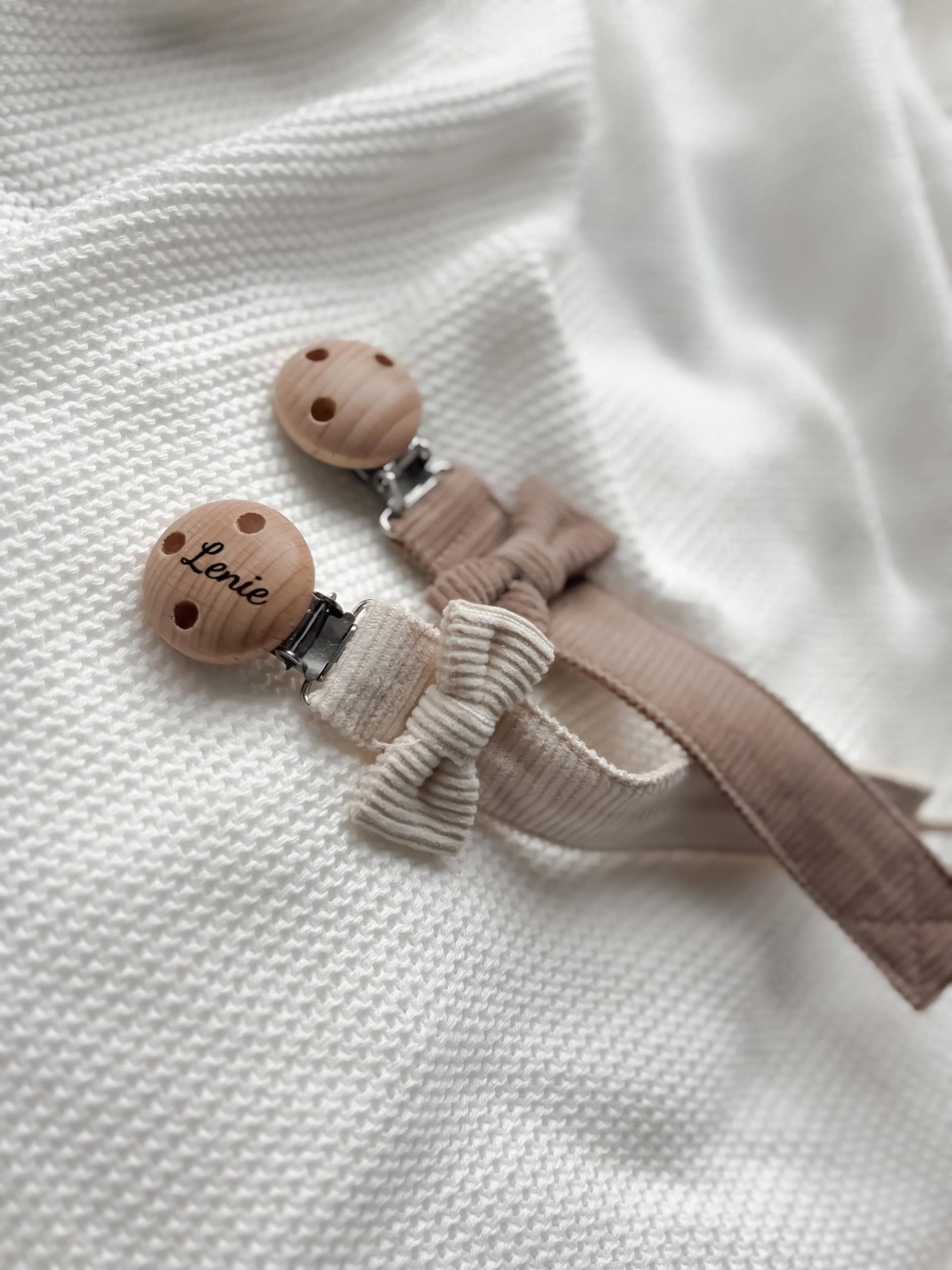 Geschenke Zur Geburt - Personalisierte Schnullerkette Aus Cordstoff Mit Schleife Braun Oder Beige von Etsy - LeukkStudio