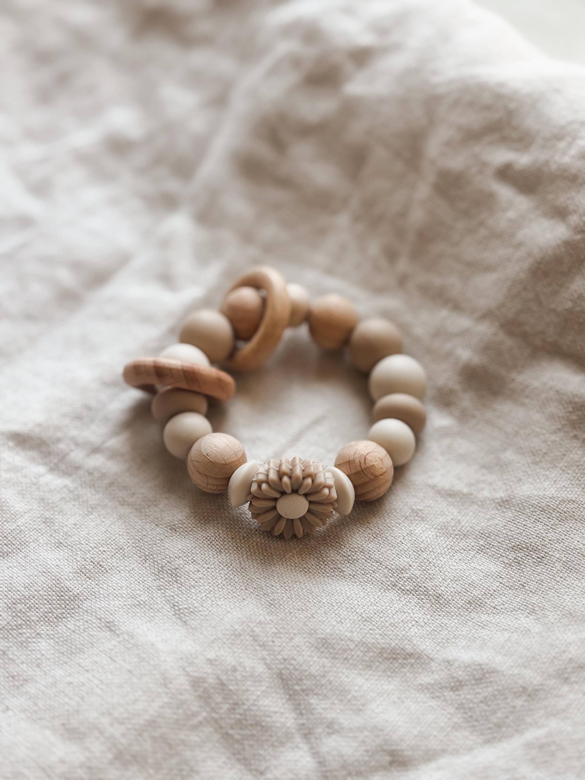 Greifling - Beige Blume Mädchen Geschenk von Etsy - LeukkStudio