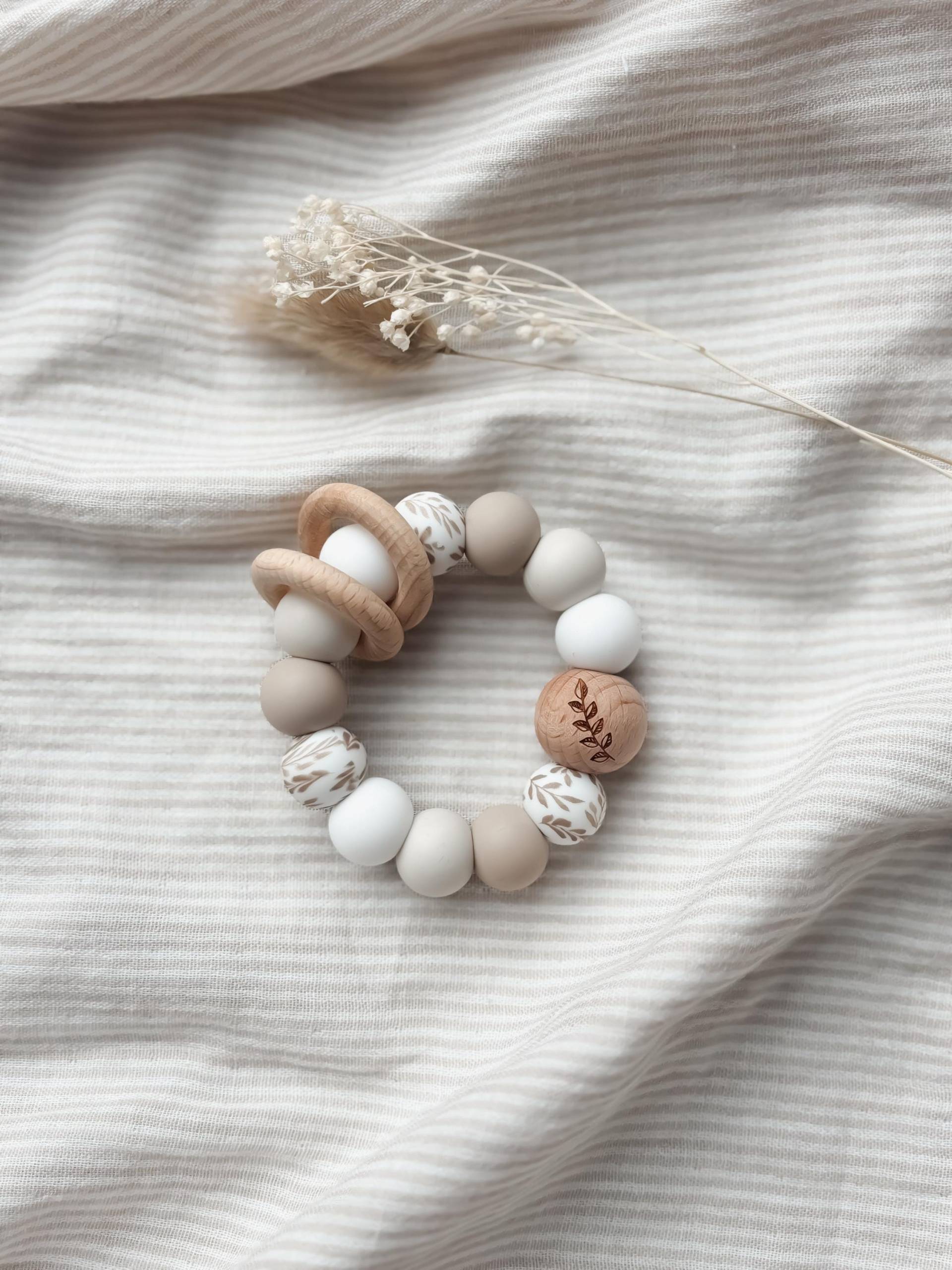 Greifling - Geschenke Zur Geburt Und Taufe Beige Blätter Weihnachten von Etsy - LeukkStudio