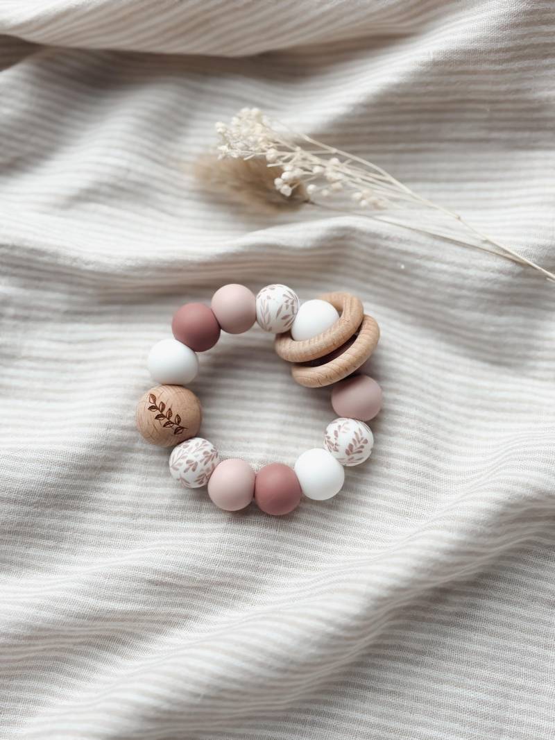 Greifling - Geschenke Zur Geburt Und Taufe Rosa Blätter Weihnachten Greifling - Geschenke Zur Geburt Und Taufe Rosa Blätter Weihnachten von Etsy - LeukkStudio