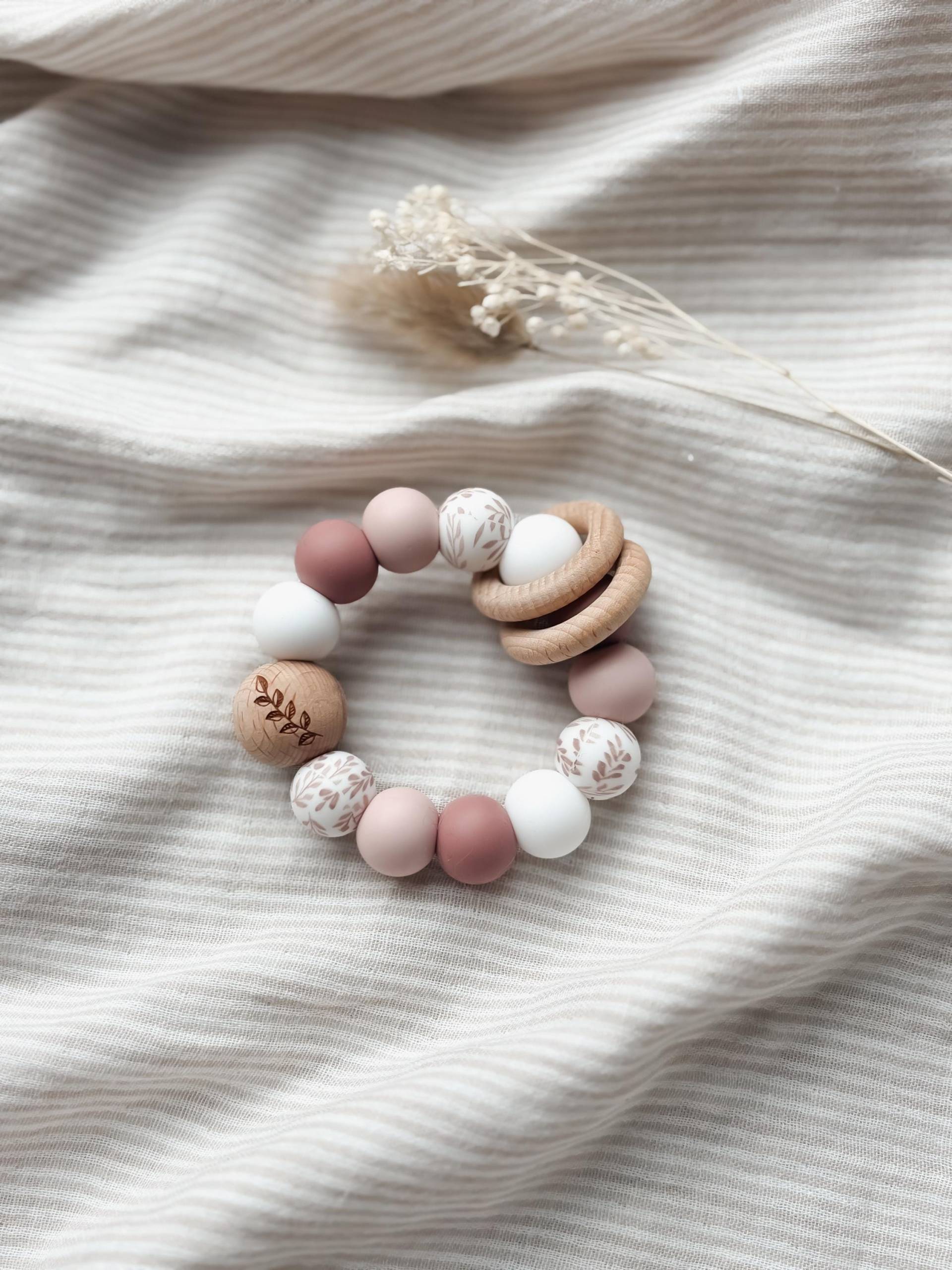 Greifling - Geschenke Zur Geburt Und Taufe Rosa Blätter Weihnachten von Etsy - LeukkStudio