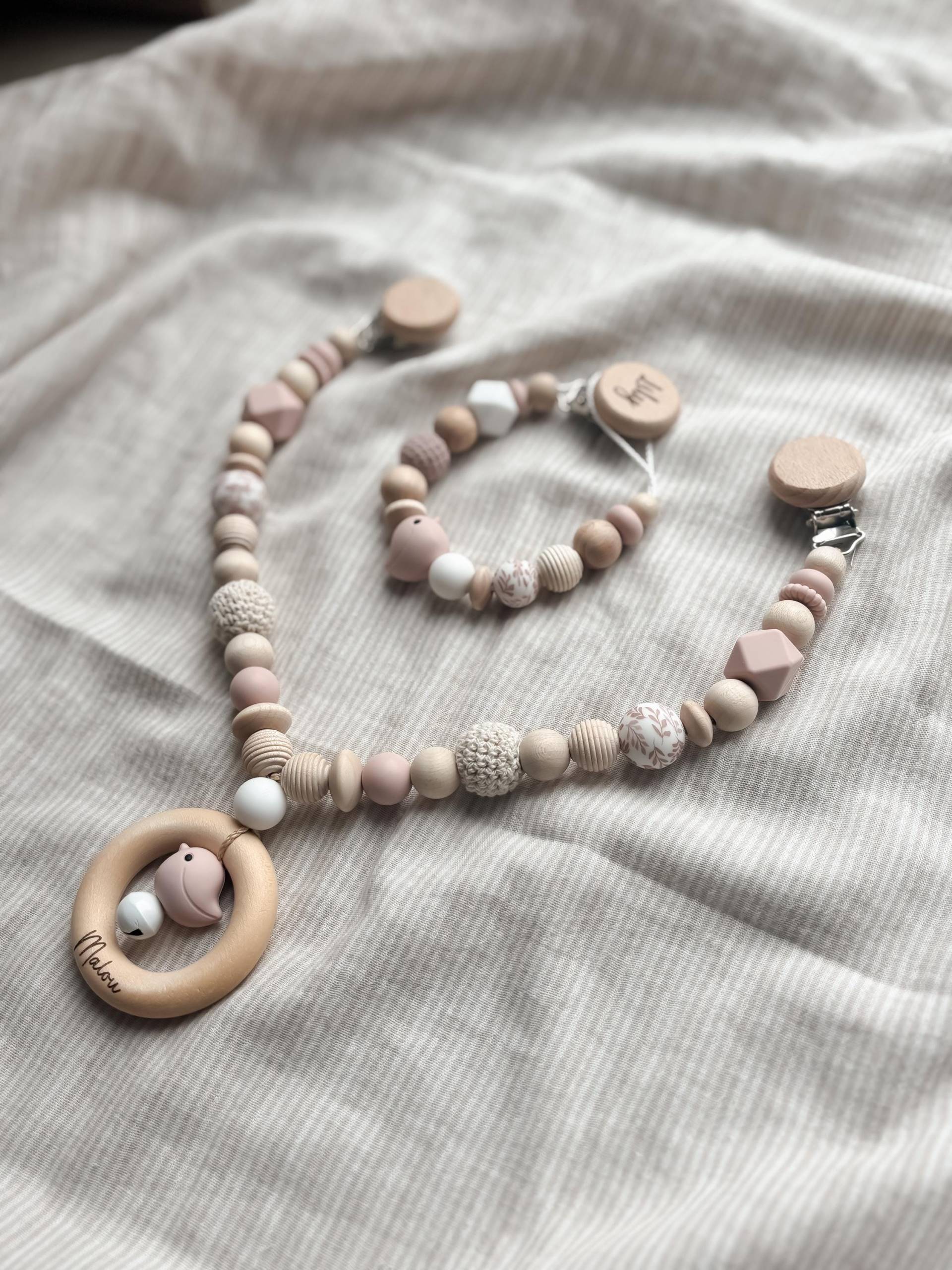 Kinderwagenkette - Personalisierte Mit Namen Kinderwagen Anhänger Schnullerkette Namen- Vogel Hell Rosa -Geschenk von Etsy - LeukkStudio