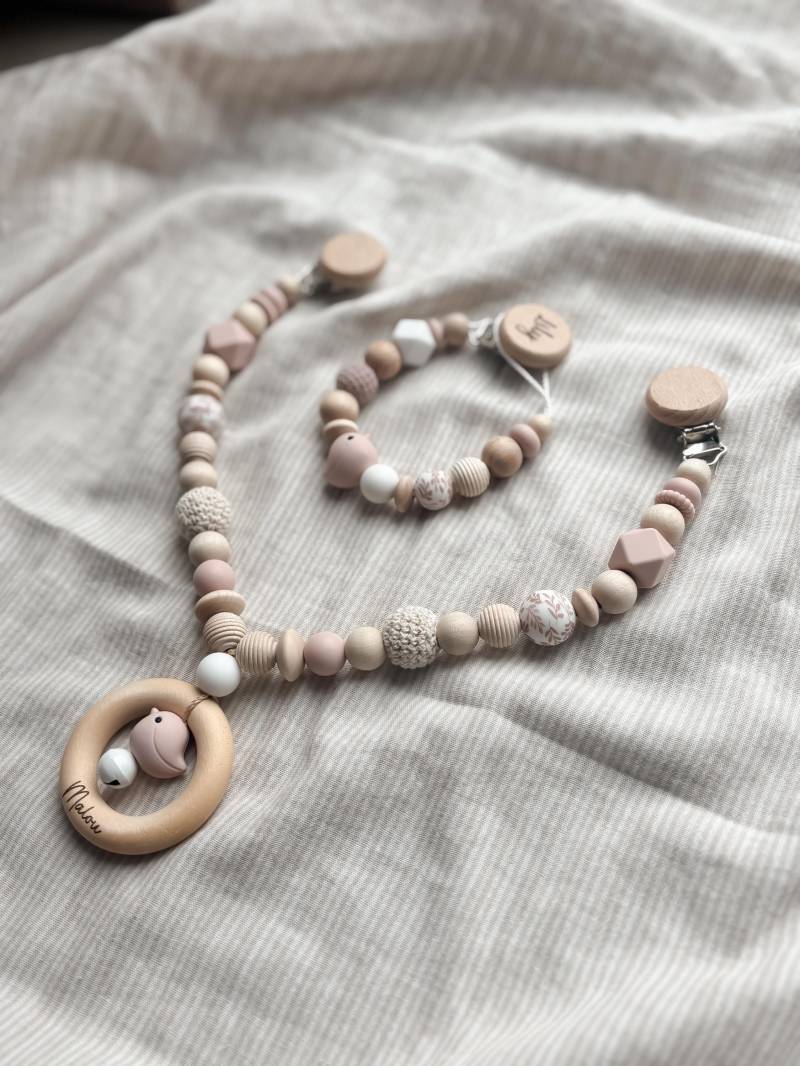 Kinderwagenkette - Personalisierte Mit Namen Kinderwagen Anhänger Schnullerkette Namen- Vogel Hell Rosa -Geschenk von Etsy - LeukkStudio