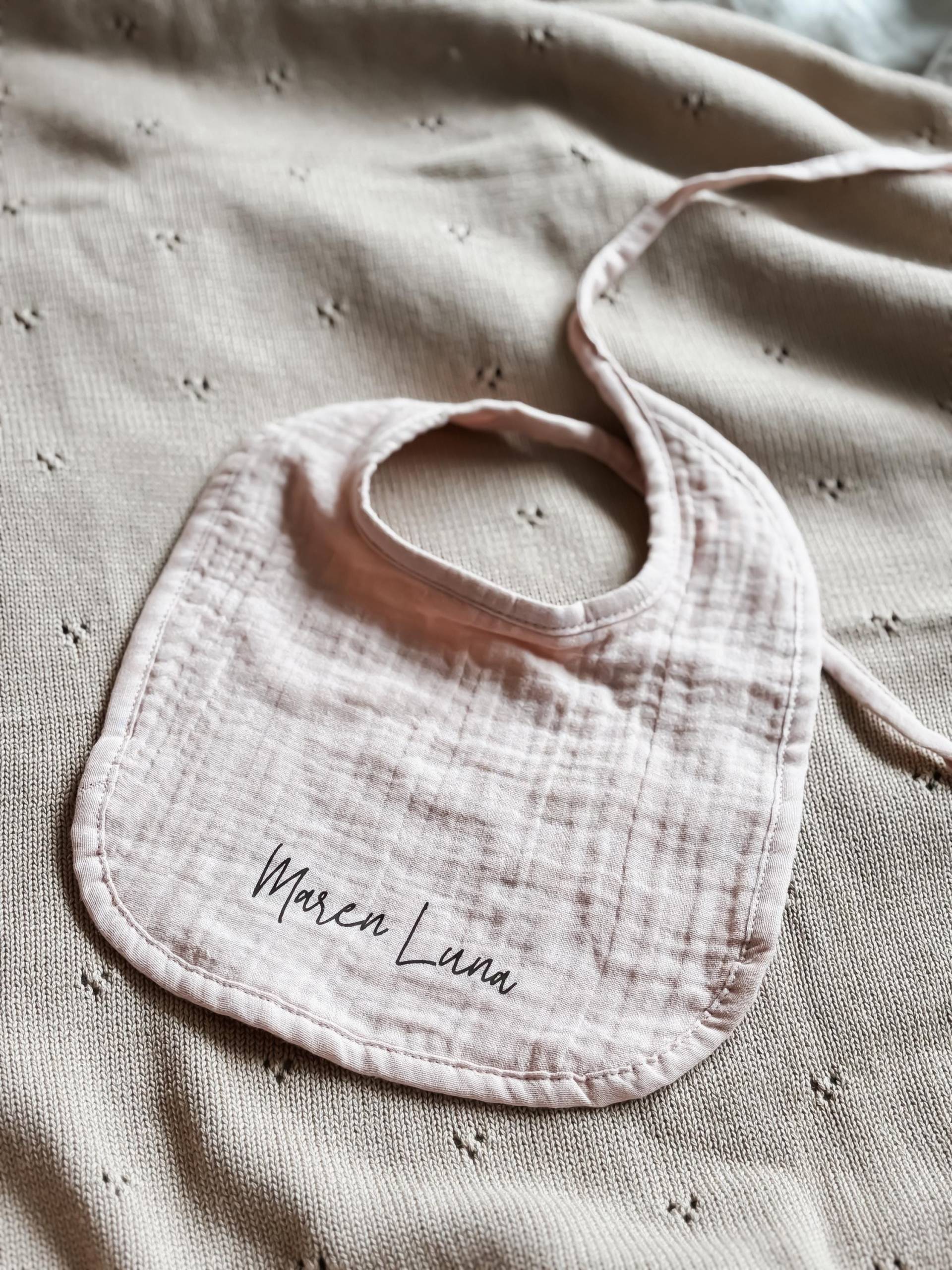 Lätzchen Personalisiert - Geschenk Zur Geburt Für Jungs Und Mädchen Musselin von Etsy - LeukkStudio