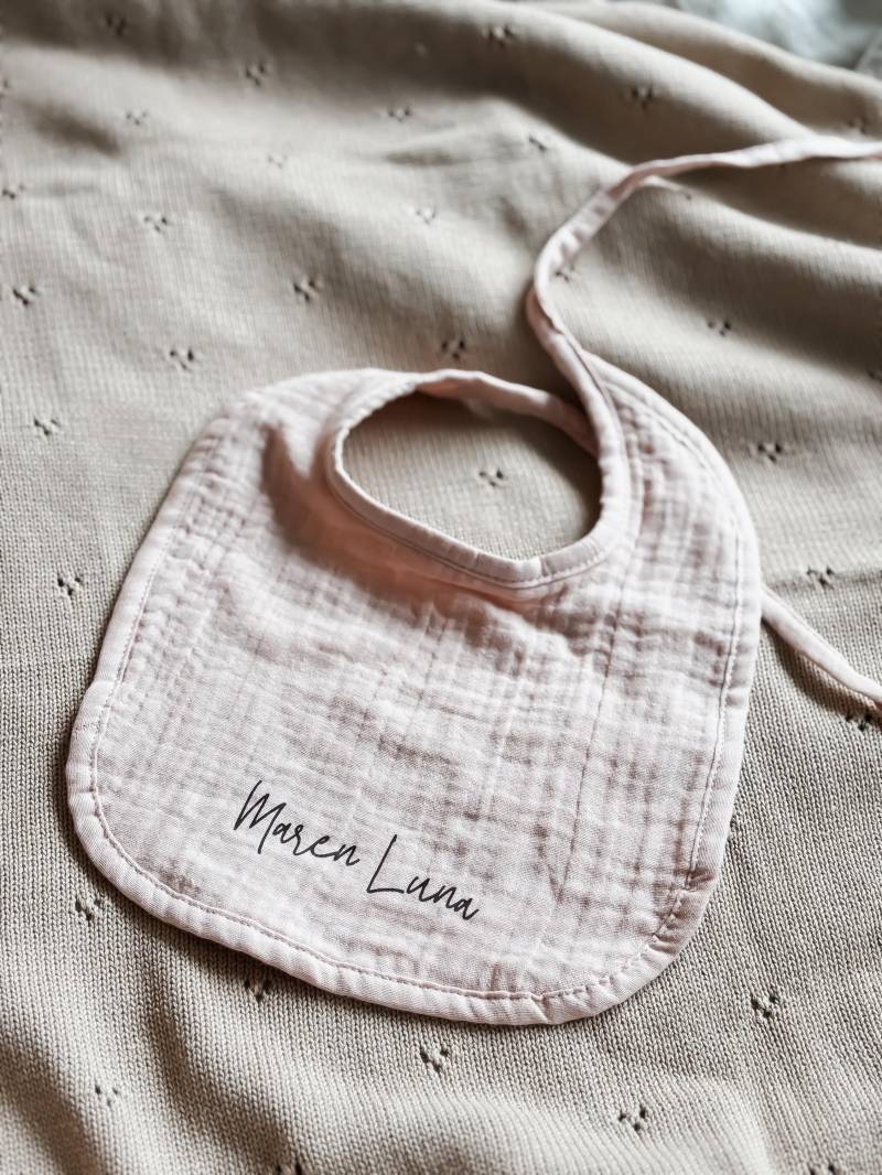 Lätzchen Personalisiert - Geschenk Zur Geburt Für Jungs Und Mädchen Musselin von Etsy - LeukkStudio