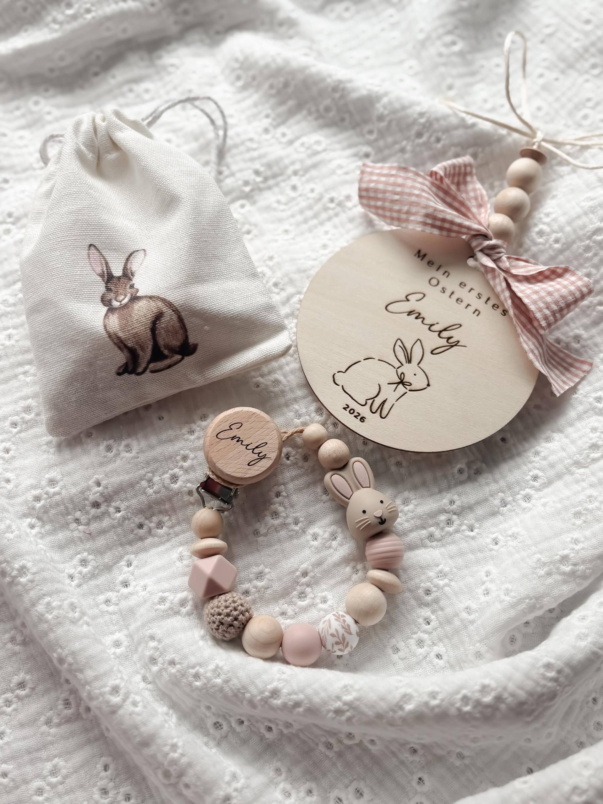 Ostergeschenk - Schnullerkette Mit Namen Personalisiert Hasen Personalisierter Holzanhänger Beige Und Rosa von Etsy - LeukkStudio