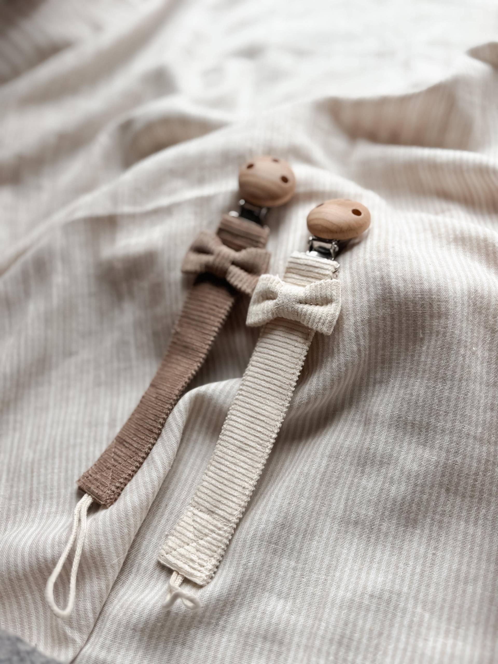 Schnullerkette Aus Baumwolle - Geschenk Zur Geburt Mit Schleife Braun Oder Beige Schnullerkette Aus Baumwolle - Geschenk Zur Geburt Mit Schleife Braun Oder Beige von Etsy - LeukkStudio