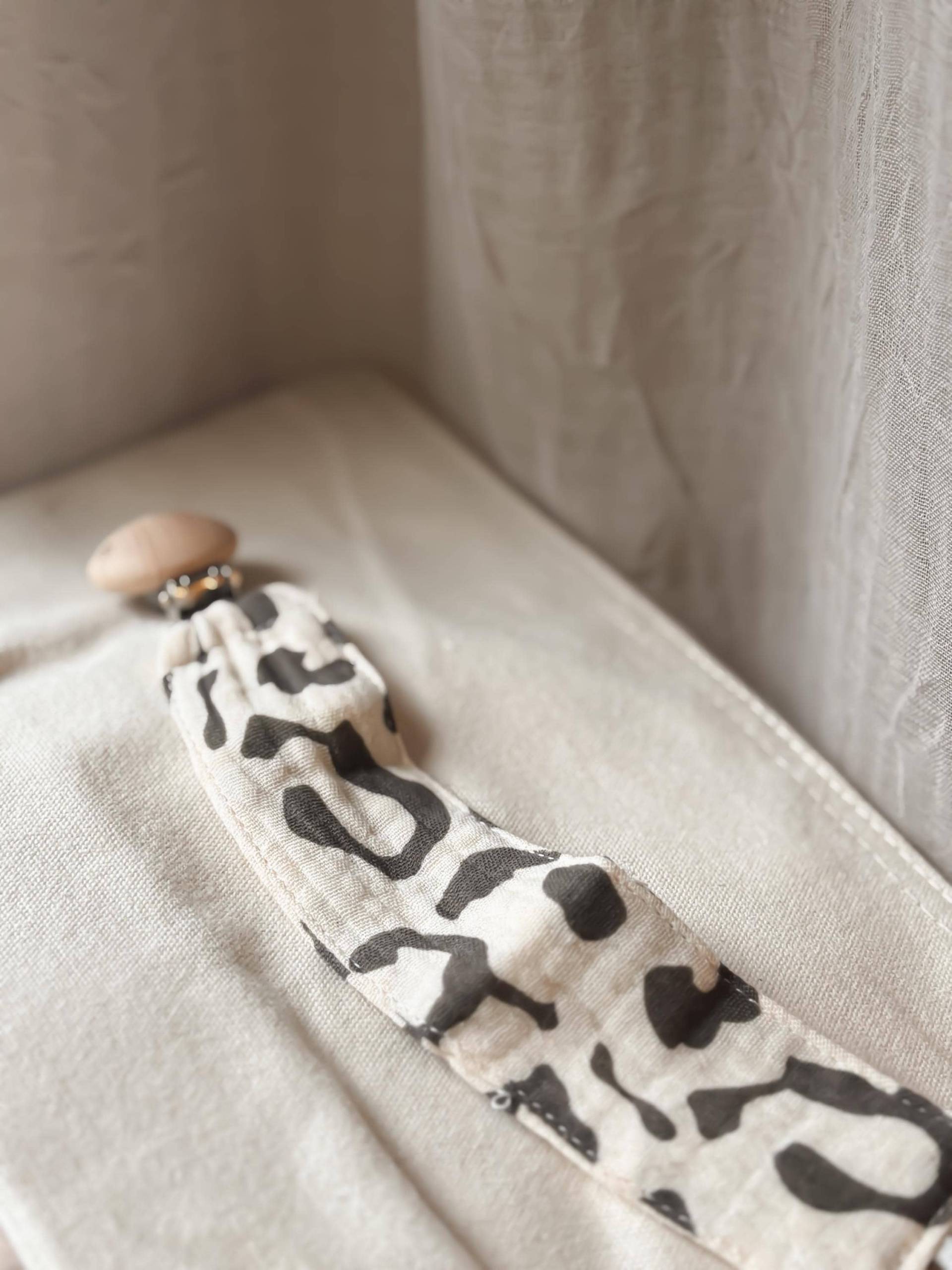 Schnullerkette Aus Stoff Mit Leopardenmuster - Geschenk Zur Geburt von Etsy - LeukkStudio