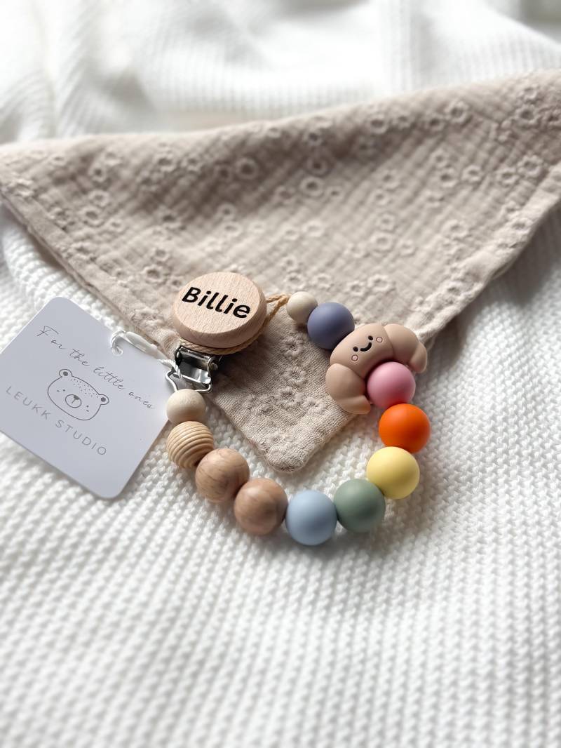 Schnullerkette - Bunte Farben Mit Croissant Geschenke Zur Geburt Und Taufe Personalisiert Schnullerkette - Bunte Farben Mit Croissant Geschenke Zur Geburt Und Taufe Personalisiert von Etsy - LeukkStudio