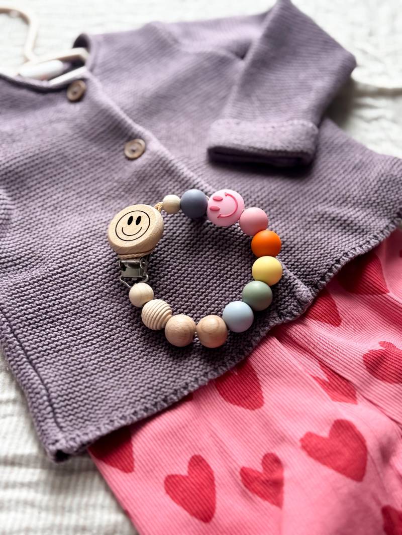 Schnullerkette - Bunte Farben Mit Smiley Pink- Geschenke Zur Geburt Und Taufe Personalisiert von Etsy - LeukkStudio