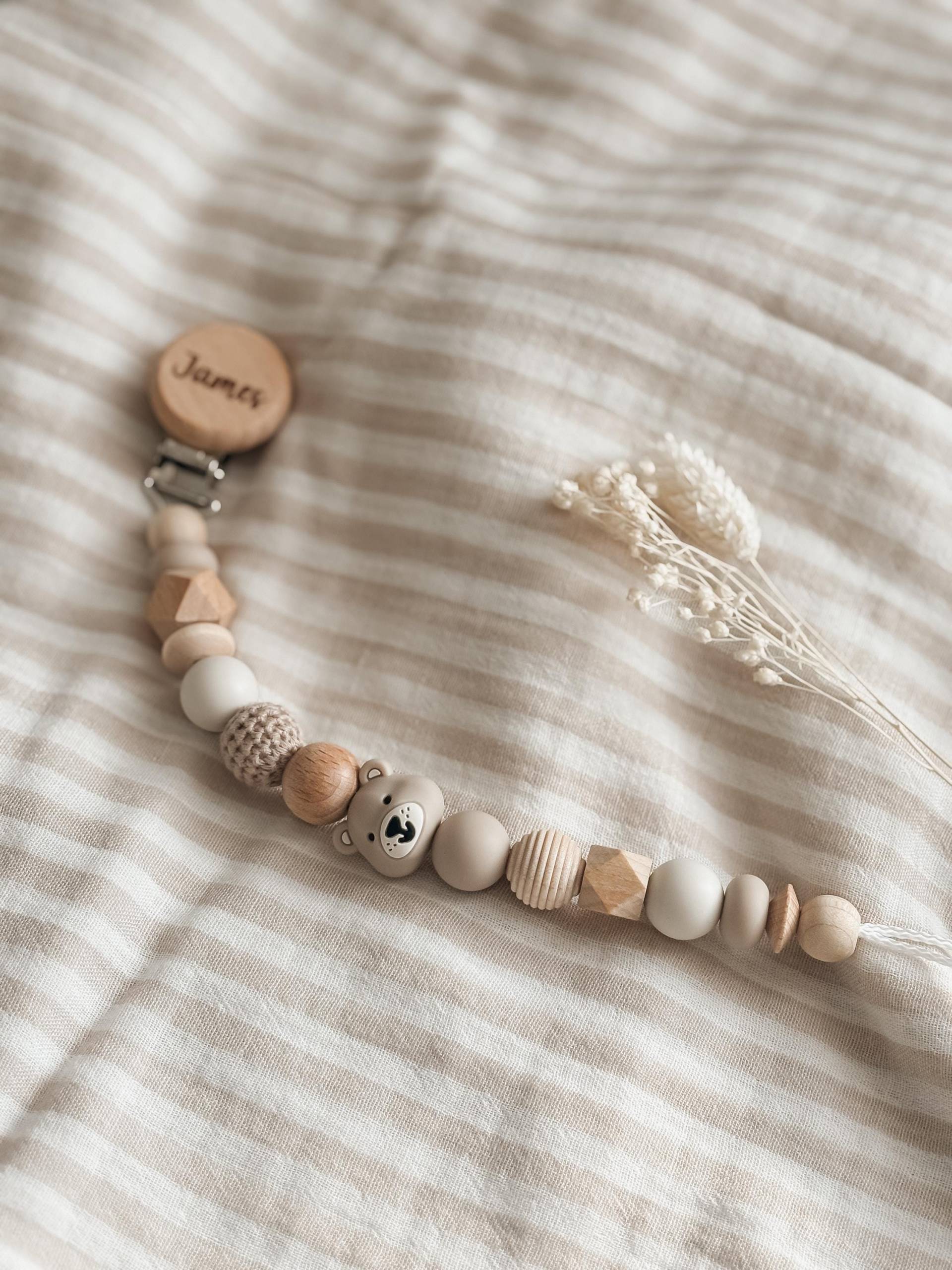 Schnullerkette Mit Namen Personalisiert - Bär Beige -Junge Geschenk Geburt von Etsy - LeukkStudio