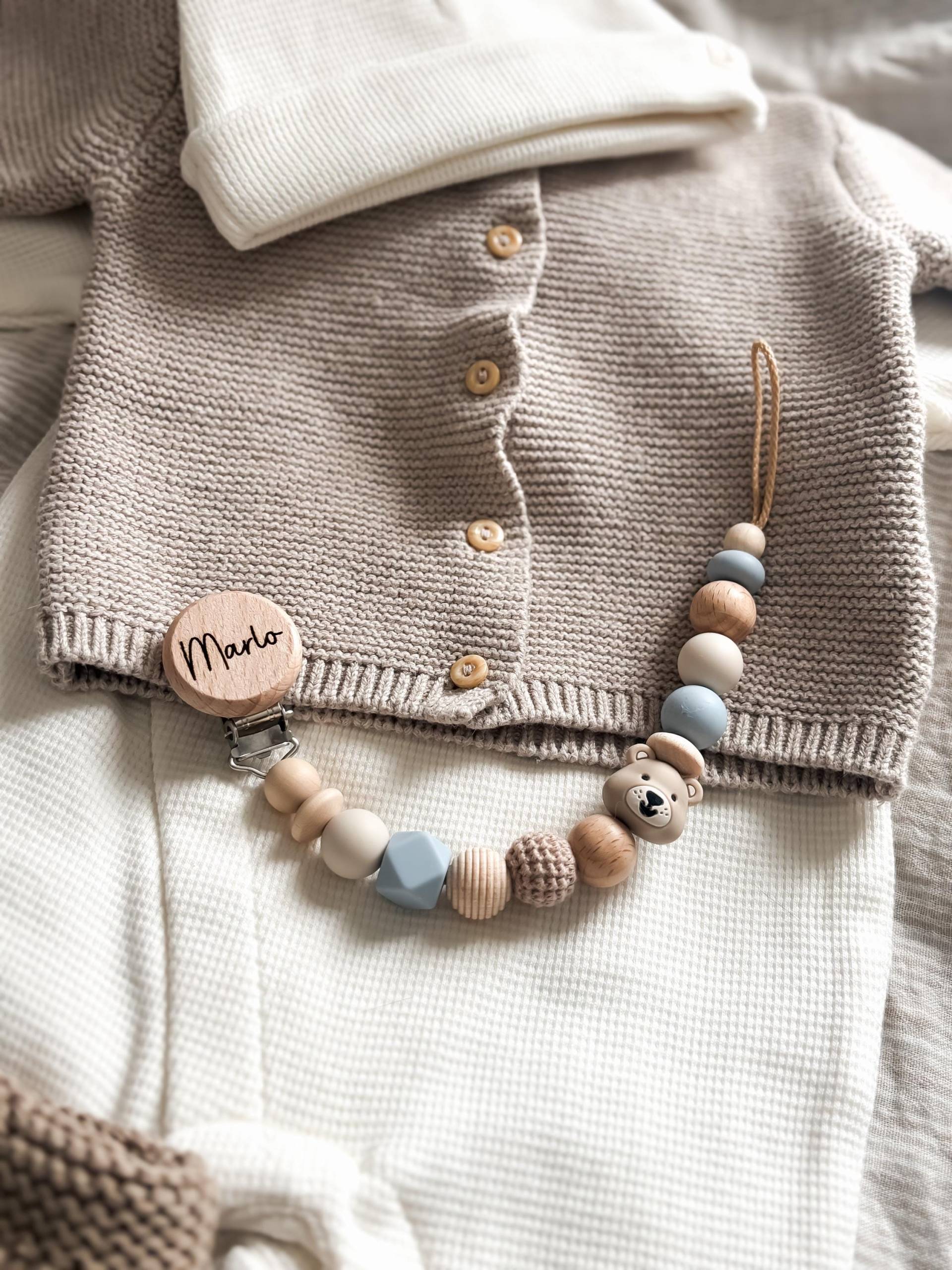 Schnullerkette Mit Namen Personalisiert - Bär in Beige Und Blau Für Jungs Als Geschenk Zur Geburt Oder Taufe von Etsy - LeukkStudio