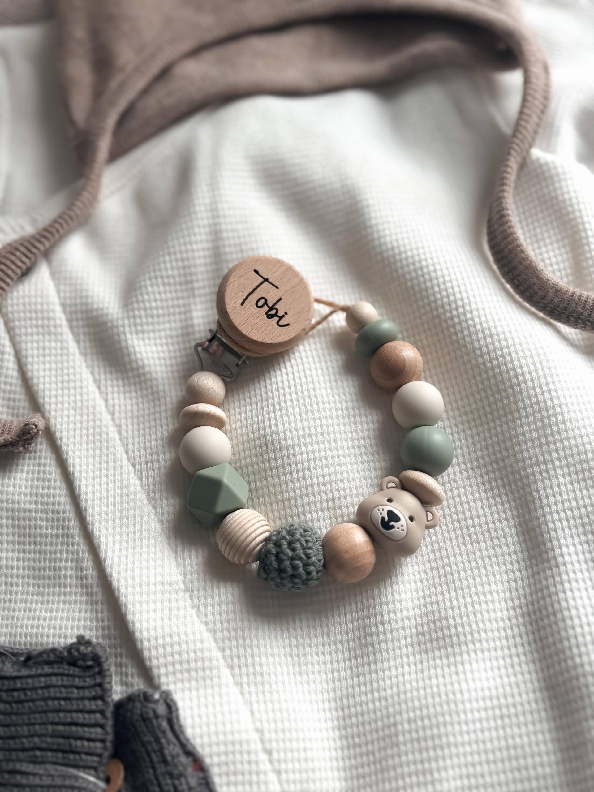 Schnullerkette Mit Namen - Personalisiert Bär in Beige Und Grün- Geschenke Zur Geburt Taufe von Etsy - LeukkStudio