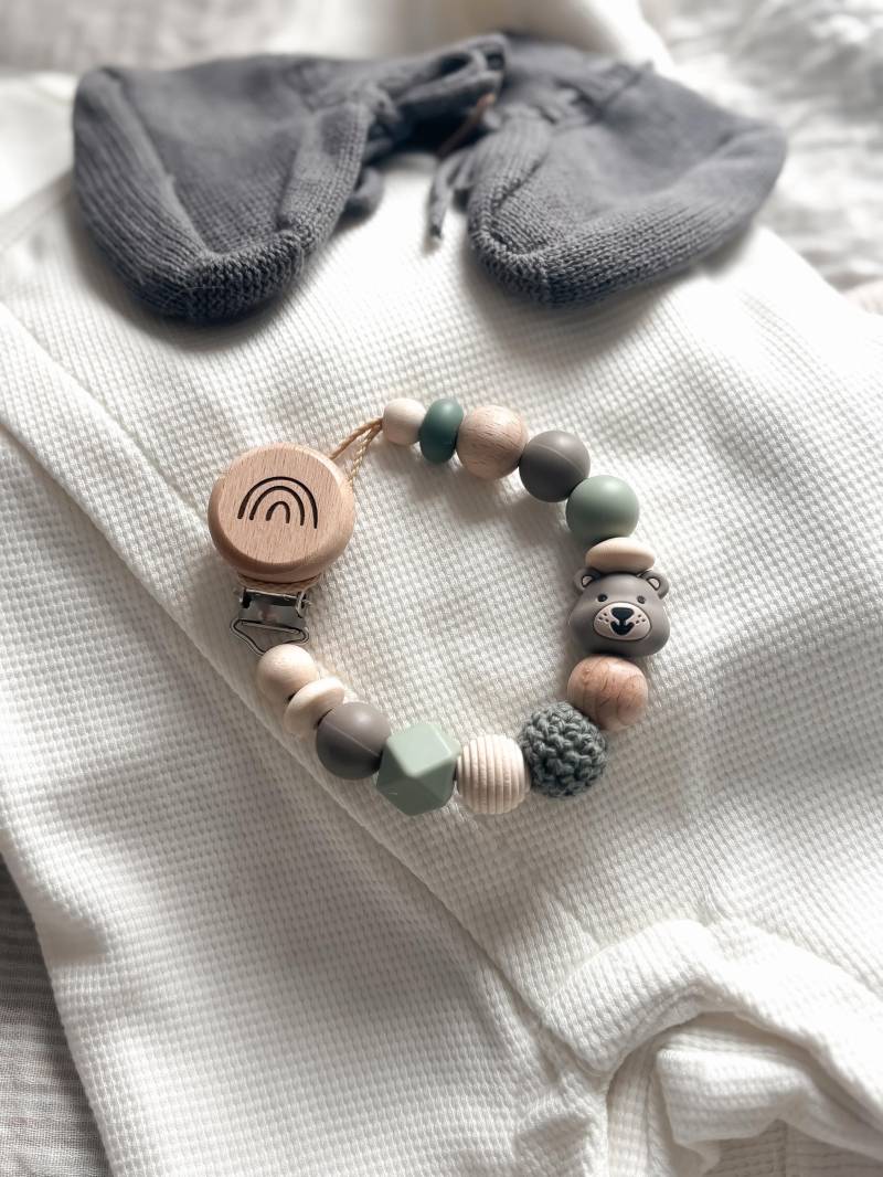 Schnullerkette Mit Namen - Personalisiert Bär in Taupe Und Grün- Geschenke Zur Geburt Taufe von Etsy - LeukkStudio