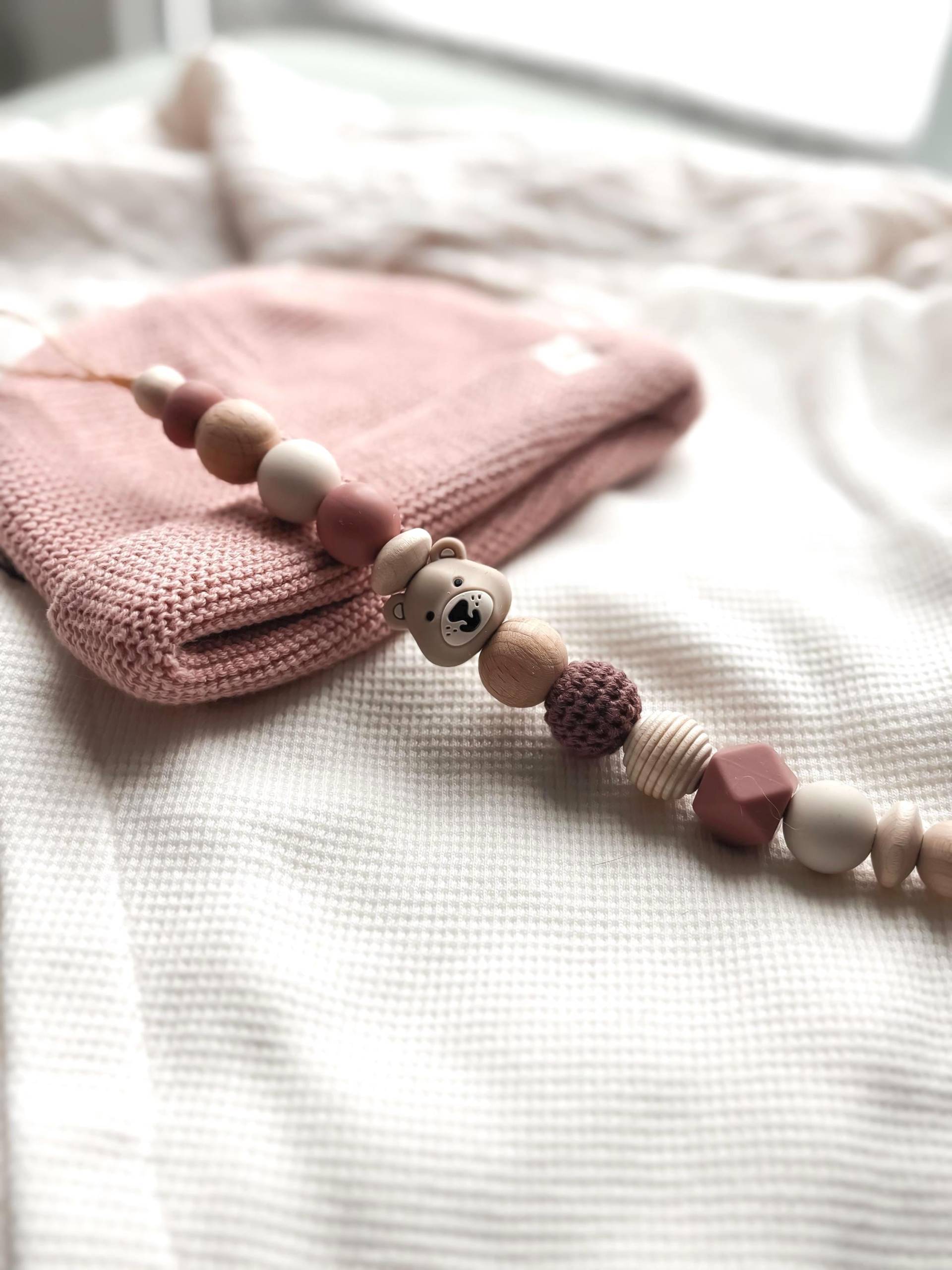 Schnullerkette Mit Namen Personalisiert - Beige Und Rouge Ein Bär Für Jungs Mädchen Als Geschenk Zur Geburt Oder Taufe von Etsy - LeukkStudio