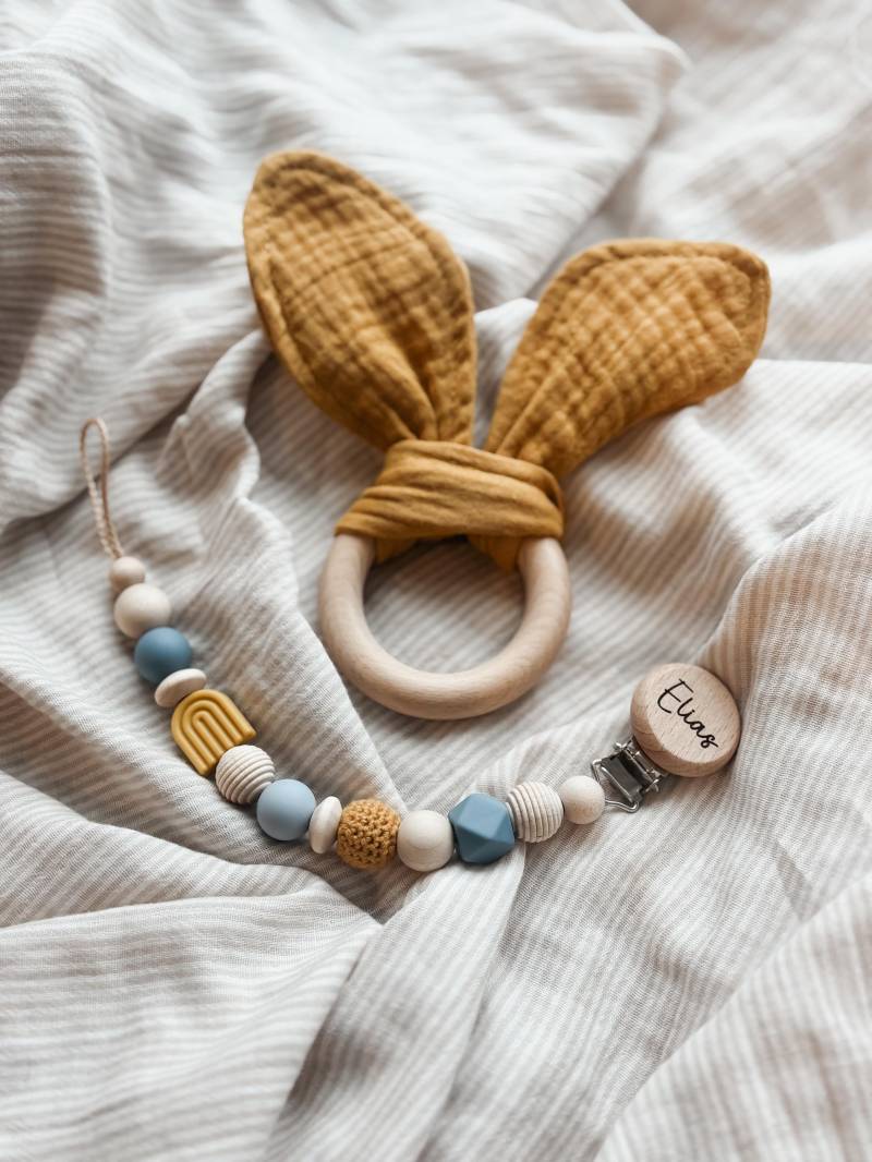 Schnullerkette Mit Namen - Personalisiert Blau/Gelb Regenbogen Geschenke Zur Geburt Und Taufe Schnullerkette Mit Namen - Personalisiert Blau/Gelb Regenbogen Geschenke Zur Geburt Und Taufe von Etsy - LeukkStudio