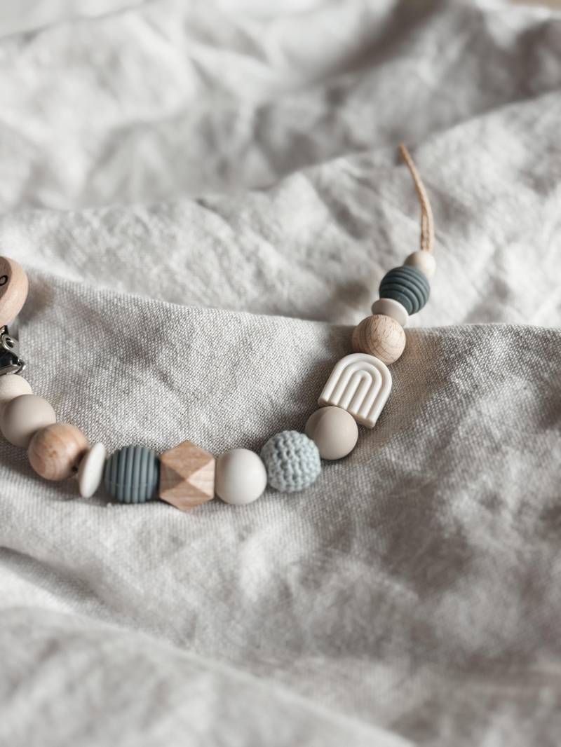 Schnullerkette Mit Namen Personalisiert - Blau-Grau Regenbogen Geschenke Für Jungs Zur Geburt, Taufe Oder Babyparty von Etsy - LeukkStudio